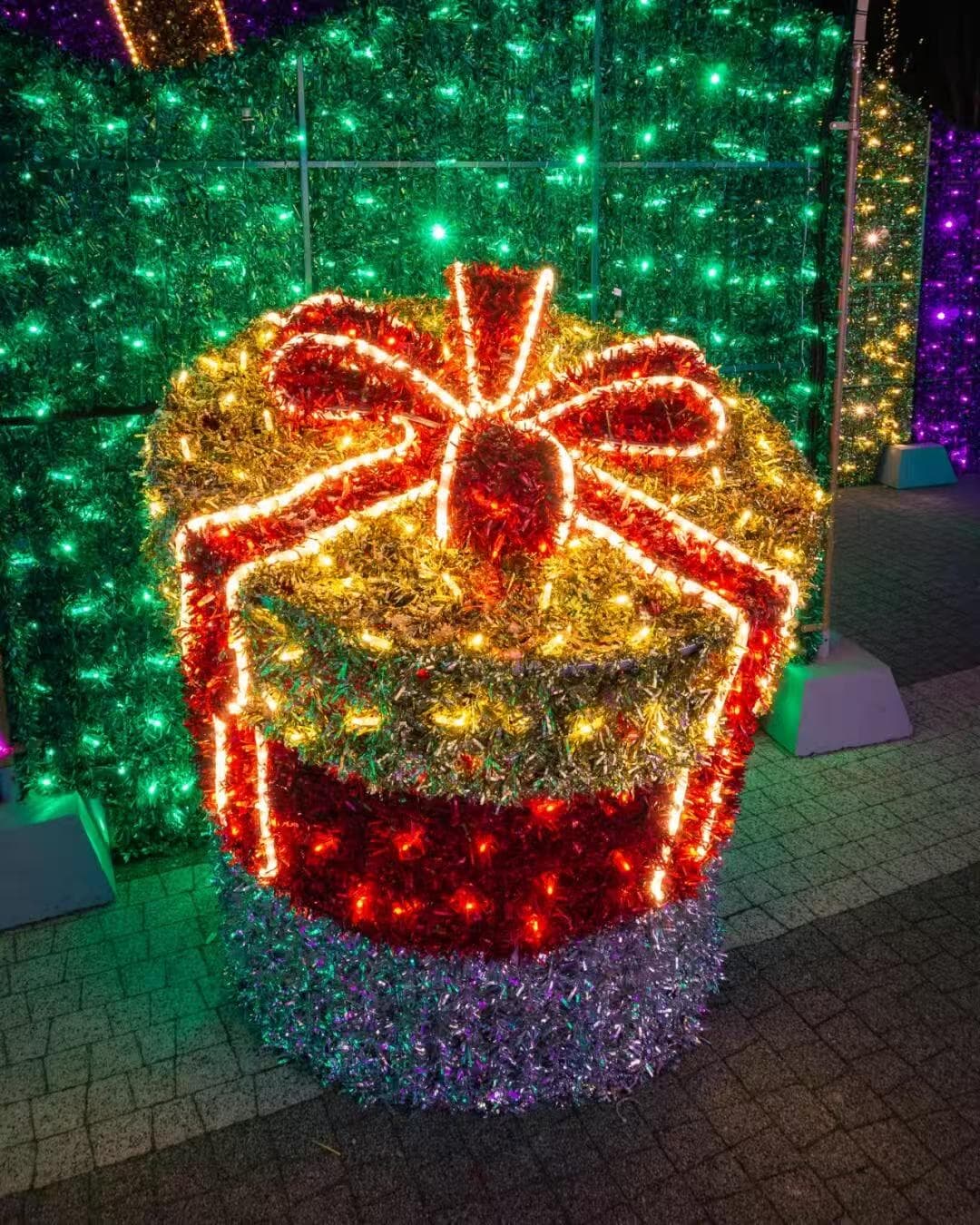 4' Round Present